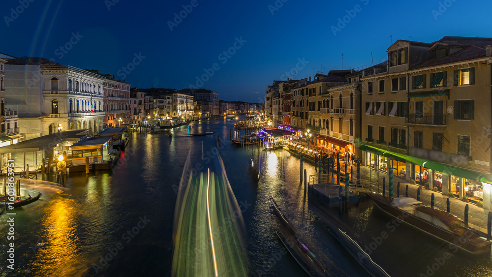 Obraz premium Grand Canal in Venice, Italy day to night timelapse. Gondolas and city lights from Rialto Bridge.