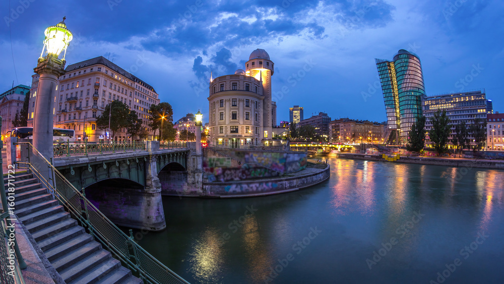 Obraz premium Urania and Danube Canal day to night timelapse in Vienna.