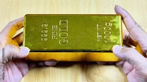 Hand holding 1000 gram gold bar.
4k 50 fps.