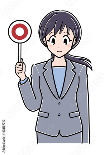 丸の札を持つスーツのOLさん（上半身）