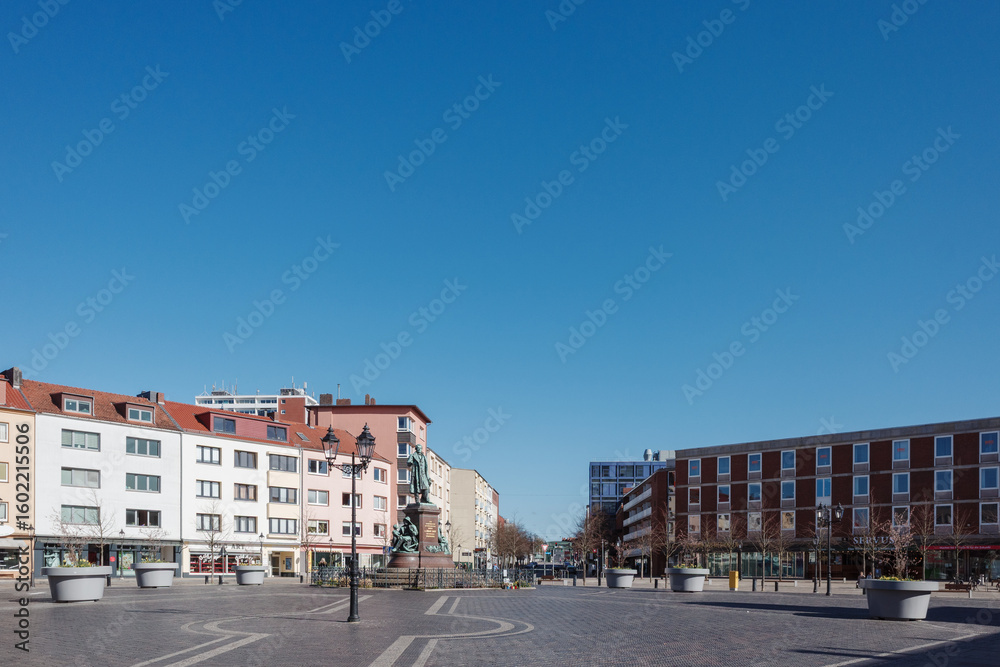 Obraz premium A wide view of the Theodor-Heuss-Platz, a large public square in the city center of Bremerhaven, Germany.