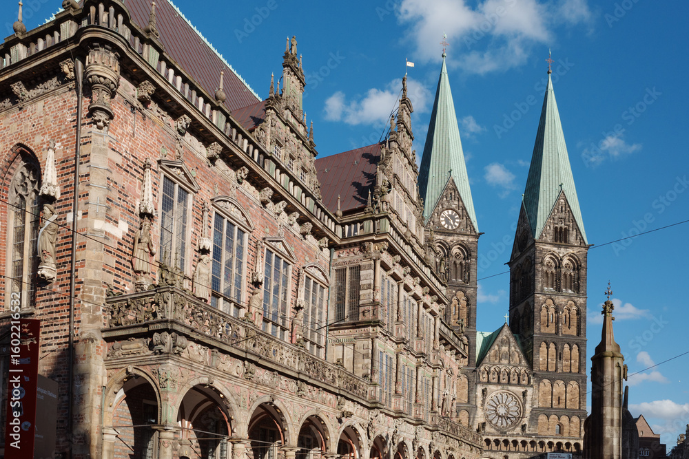 Fototapeta premium A clear, sunny day highlights the architectural grandeur of the Bremen Roland and the historic buildings of the Bremen City Hall and St. Peter's Cathedral in Bremen.
