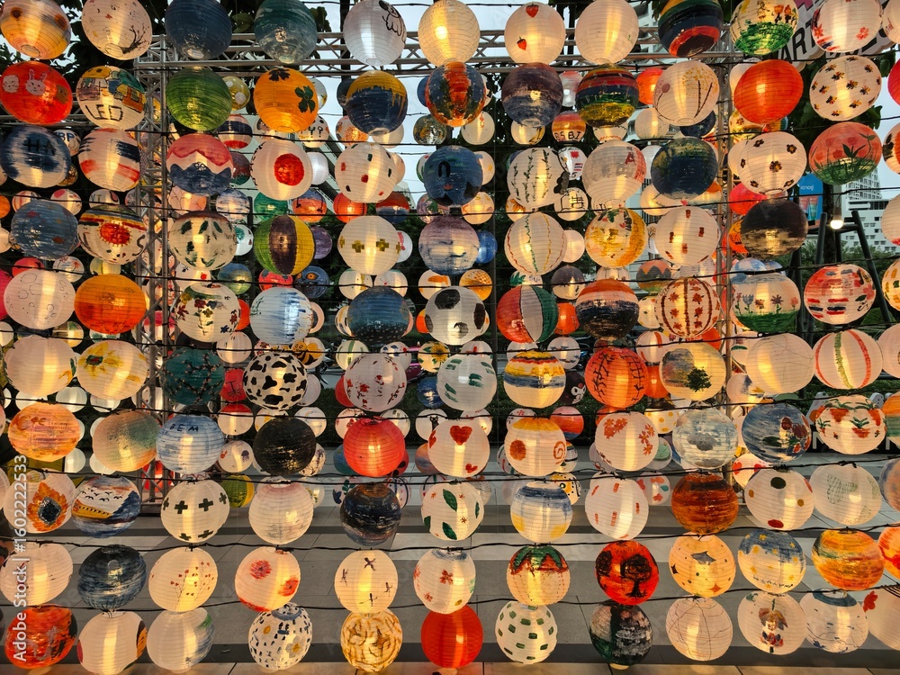 Fototapeta premium Wall of Intricately Decorated Illuminated Lanterns