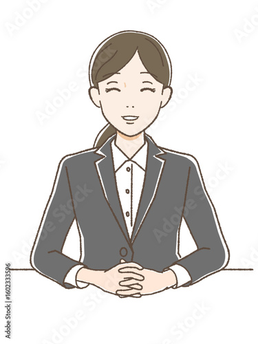 正面をむいて微笑むスーツの女性