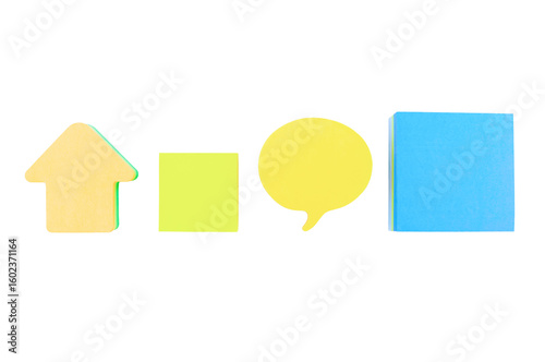 set di post-it adesivi di varie forme allineati isolati su uno sfondo bianco o trasparente