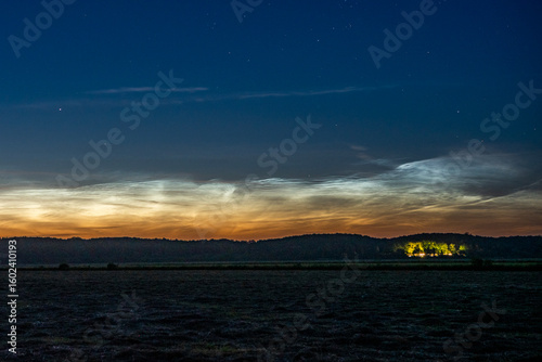 Obłoki srebrzyste występujące podczas najdłuższych dni w roku. Najwyższe chmury na ziemi, które można obserwować wyłącznie po zmroku lub przed świtem