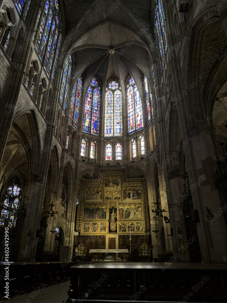 Fototapeta premium Main altarpiece and vaulted apse at Catedral de Leon with stained glass