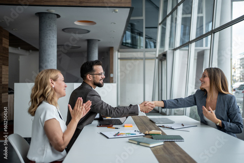 Konstfotografi Business people shaking hands congratulating on successful deal in office meetin