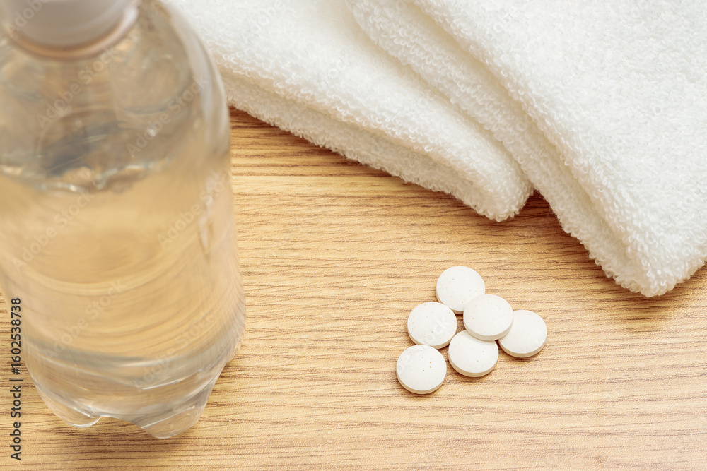 Fototapeta premium 熱中症予防｜水と塩タブレットとタオル
