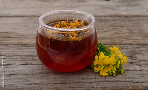 Fényképezés St. John's wort and decoction.