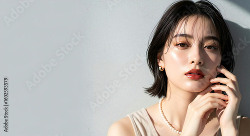 おしゃれなカットモデル女性の自然光ポートレート (Soft Radiance Portrait Series)