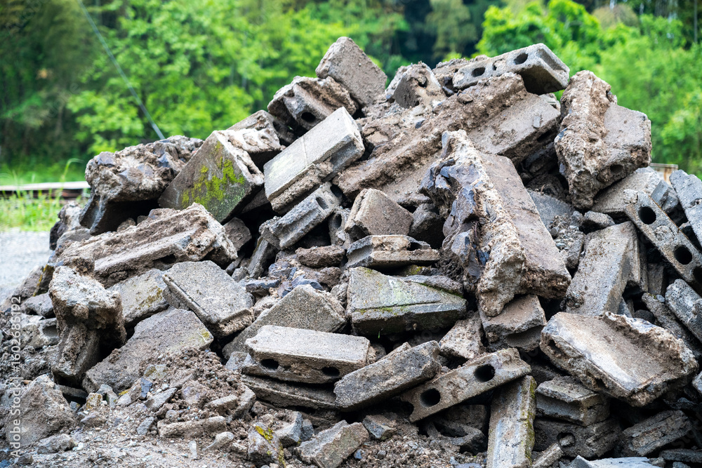 建物の取り壊した跡のブロックの残骸 建物の取り壊した跡のブロックの残骸