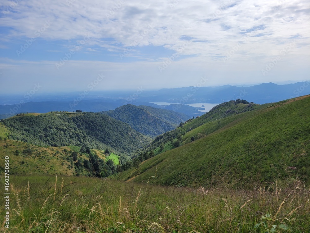 Naklejka premium mountain landscape with blue sky