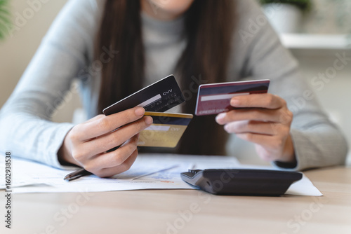 Foto Financial owe, hand of asian woman sitting, holding credit card, stressed by cal