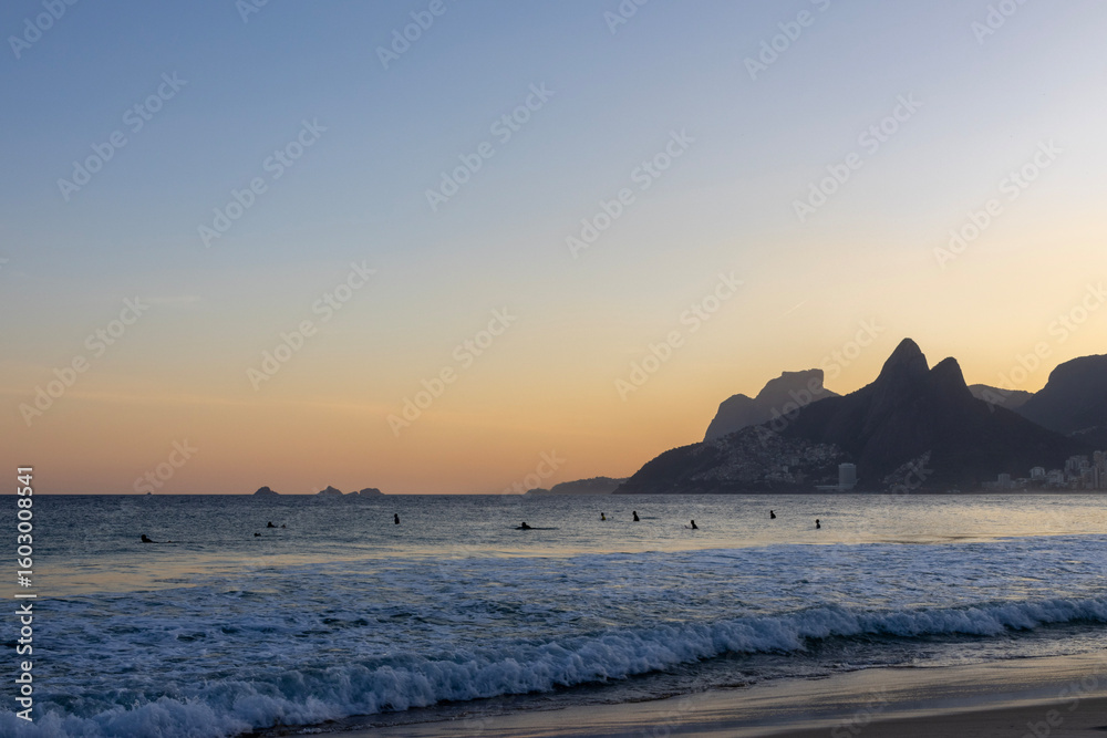 Fototapeta premium por do sol e um céu laranja