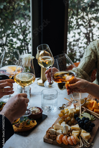 Foto Friends having a dinner party with different kinds of appetizers and wine