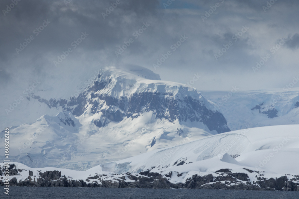 Obraz premium The mountains on Antarctica meeting the Southern Ocean