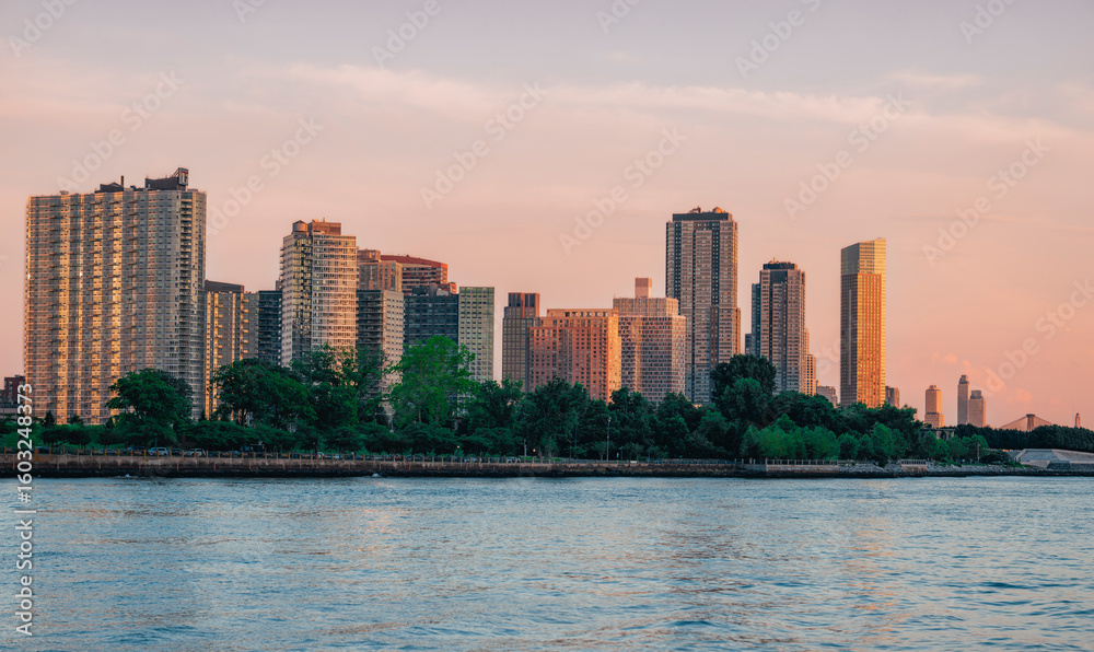 Obraz premium Roosevelt island skyline at sunset long city