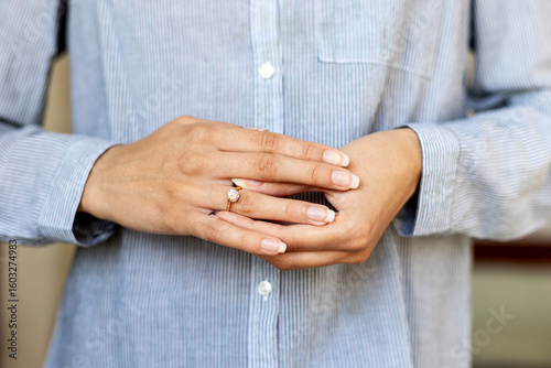Εκτύπωση καμβά Woman removing engagement ring from finger