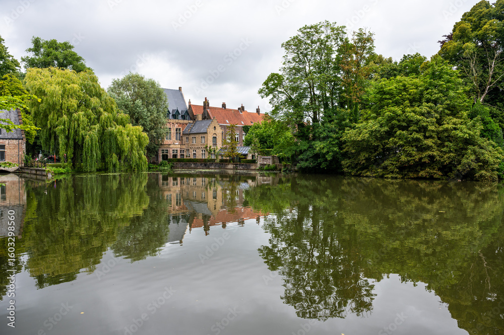 Fototapeta premium Park Minnewater i beginaż w centrum Brugii, Flandria Zachodnia, Belgia