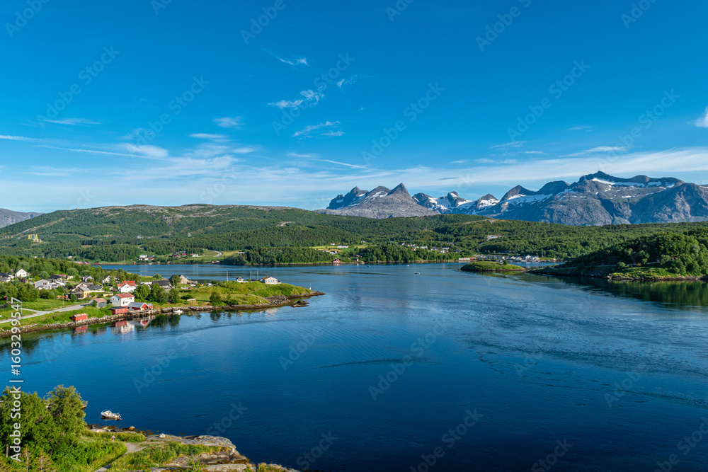Naklejka premium Bodø, la città norvegese a nord del circolo polare artico, tra il Vestfjorden e il Saltjorden