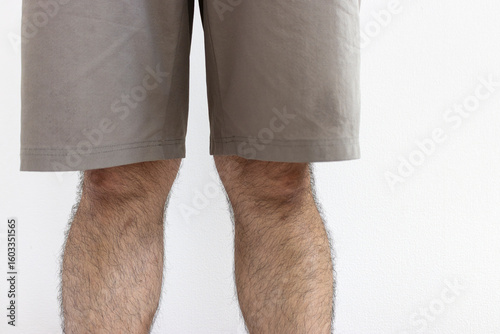 半ズボンを履いた男性の下半身（日本人、30代、顔無し）