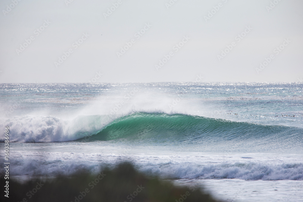 Fototapeta premium wave breaking on the beach