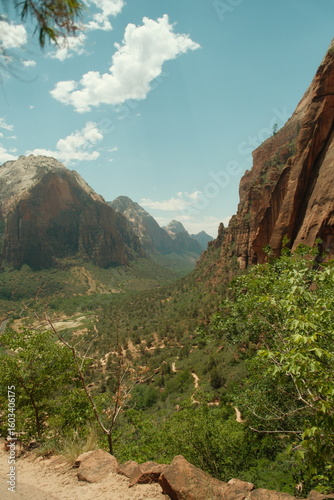 Φωτογραφία Giant cliffs and valleys at angel's landing hike zion national park utah on hot