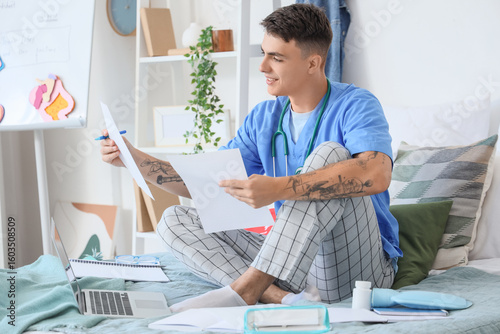 Male medical student studyi...