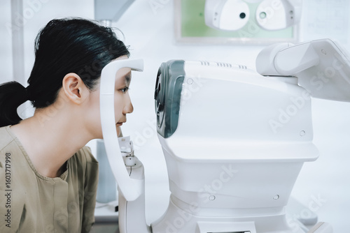 Tapet Woman having an eye examination with a modern eye testing machine