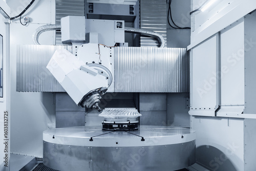 Fotografie Five axis CNC machining center cutting engine turbine technology