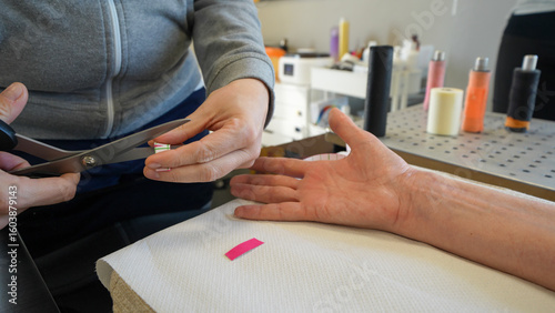 Tableau sur toile Close-up of a physiotherapist fitting a custom hand support for a female patient
