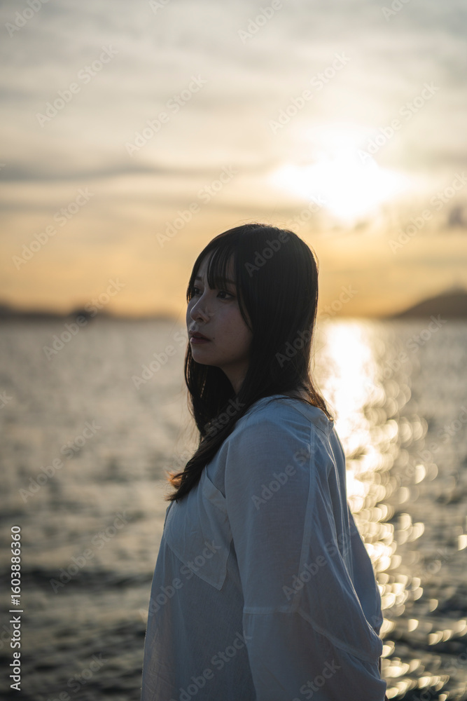夕日の海にいる女性 夕日の海にいる女性