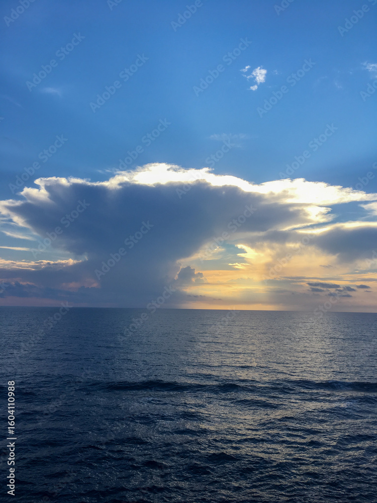 Obraz premium sunset over the sea