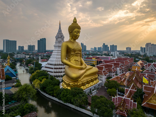 Cuadro en lienzo A boat was passing Big Buddha statue (Phra Buddha Dhammakaya Thepmongkhon ) in Wat Pak Nam Phasi Charoen temple located by the river during sunset
