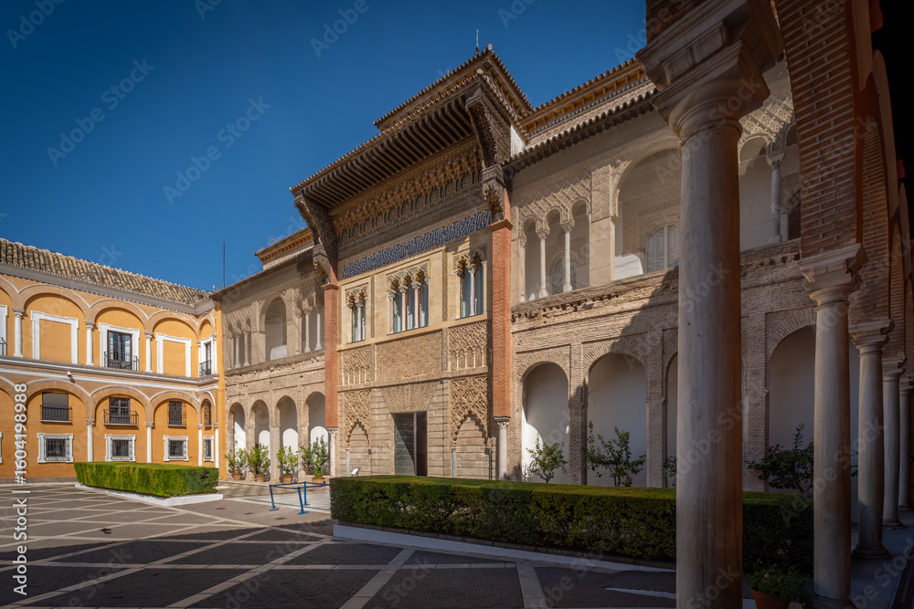 Obraz premium Sevilla, España. 1 de julio de 2025. Las amplias calles arboladas cerca del centro histórico de Sevilla, España,