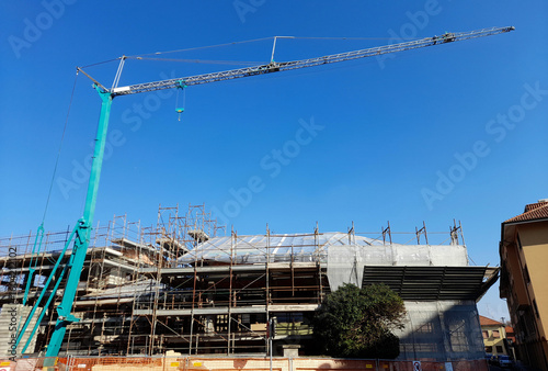Lavori in corso nel cantiere edile in città in estate - costruire un nuovo condominio