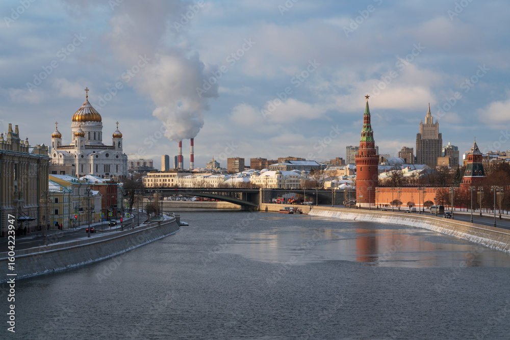 Obraz premium Kremlevskaya and Sofiyskaya embankments, Bolshoy Kamenny Bridge over the Moskva River and the Cathedral of Christ the Savior on a sunny winter day, Moscow, Russia