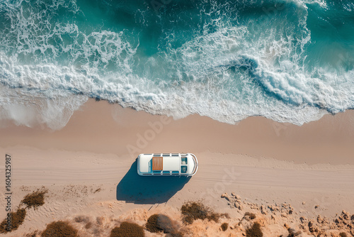 Biały vintage camper zaparkowany przy plaży o zachodzie słońca. Klimatyczny widok pełen nostalgii, wolności i letniej beztroski.