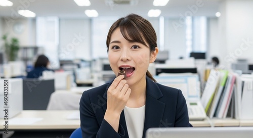 チョコレートで一息つく日本人ビジネスウーマン
