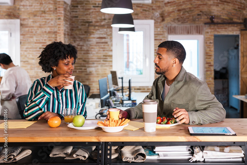 Canvas Print Office workers enjoying break time with healthy snacks and drinks