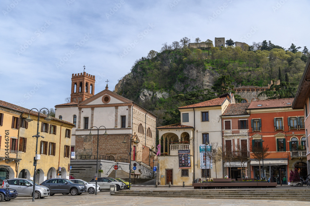 Obraz premium Historic square of Monselice with the Rocca hill rising behind, Veneto, Italy