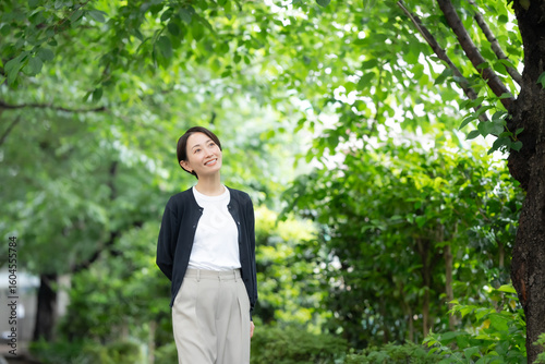 女性　新緑　緑　笑顔