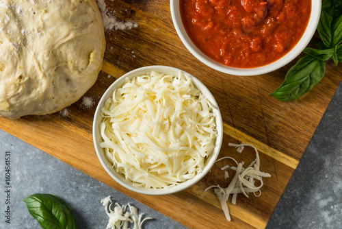 Foto Homemade Shredded Mozzarella Cheese in a Bowl