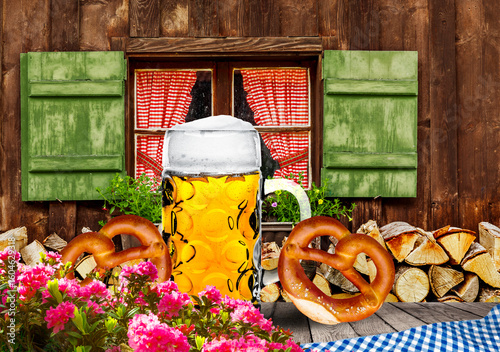 Bierfest Arrangement mit Bierglas, Brezel auf Biertisch
