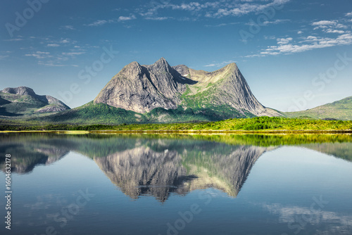 Spiegelung der Gebirge im Efjord in Norwegen