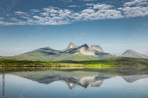 Spiegelung der Gebirge im Efjord in Norwegen