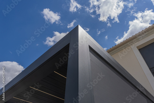 Quadro su tela Zoom sur les finitions soignées d’une pergola gris anthracite installée par une entreprise spécialisée, mettant en valeur la qualité de la structure et des matériaux
