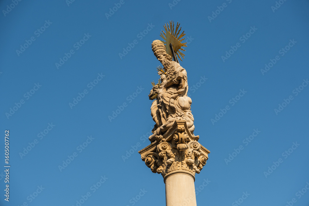 Fototapeta premium Pestsäule zum Gedenken der Opfer der Pest zum Beginn des 18. Jahrhunderts, Kulturhauptstadt 2026, Trenčín, Slowakei