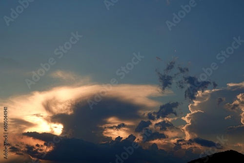 雲が背後から太陽に照らされて光っていた